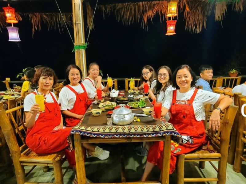 Chiều buông trên ruộng bậc thang, lên đèn cho bữa tối cực phẩm tại Pù Luông.