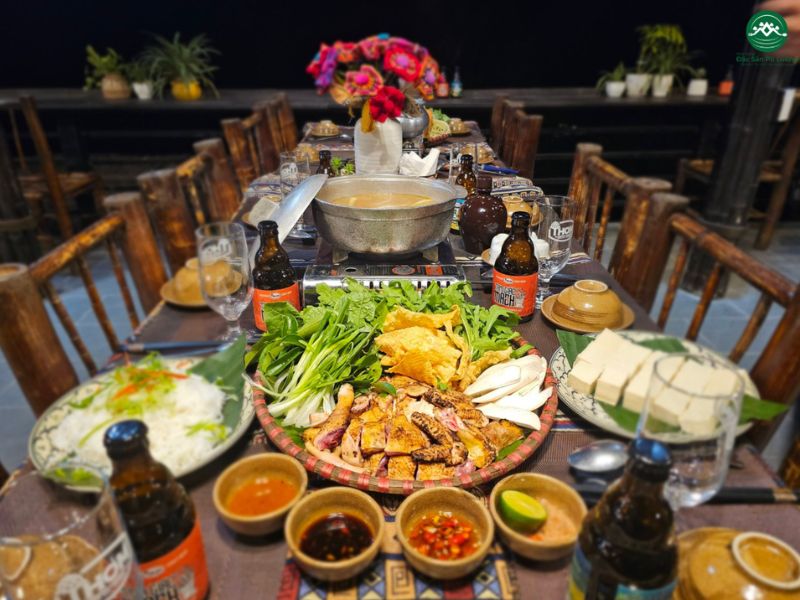 Setup bàn tiệc linh hoạt, đáp ứng mọi nhu cầu từ khách lẻ đến đoàn đông.