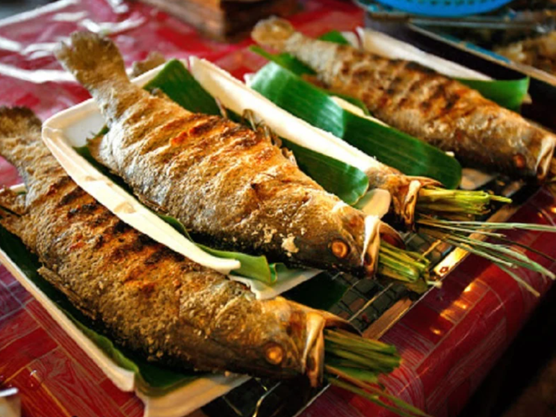 Nhà hàng Đặc Sản Pù Luông nhập cá tươi mỗi ngày, đảm bảo chất lượng chuẩn vị.
