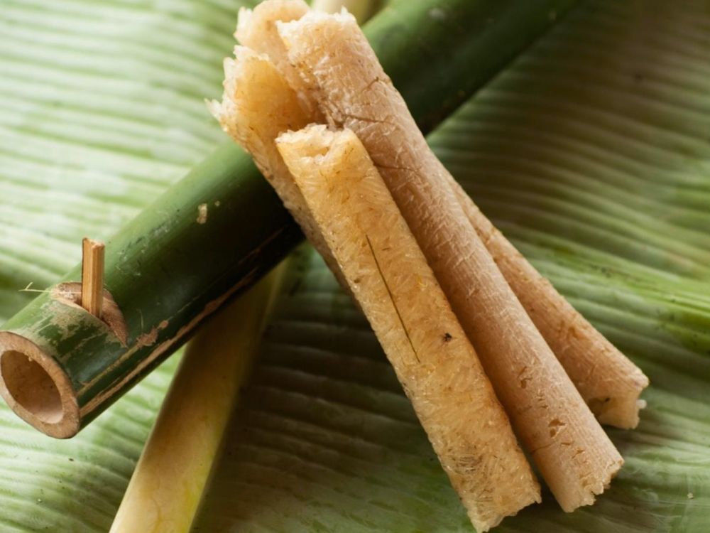 Cơm lam Pù Luông nướng ống tre thơm dẻo, đậm đà vị núi rừng.