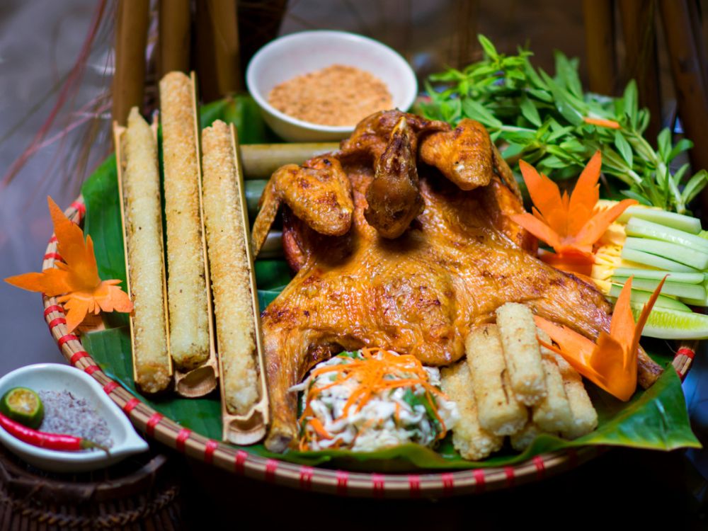 Cơm lam tại Nhà hàng đặc sản Pù Luông nướng mới mỗi ngày, nóng hổi phục vụ thực khách tại bàn.