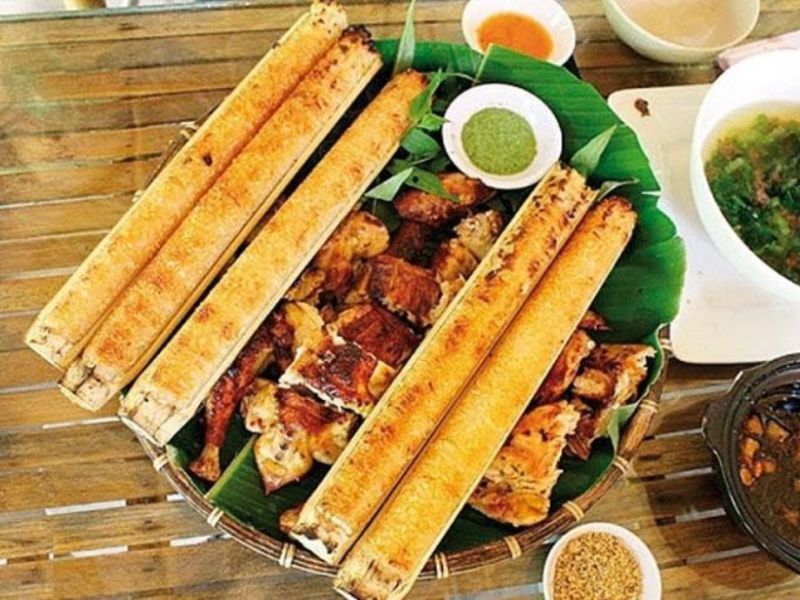 Cơm lam ống tre dẻo quánh, nướng cháy xém lớp vỏ ngoài thơm phức.