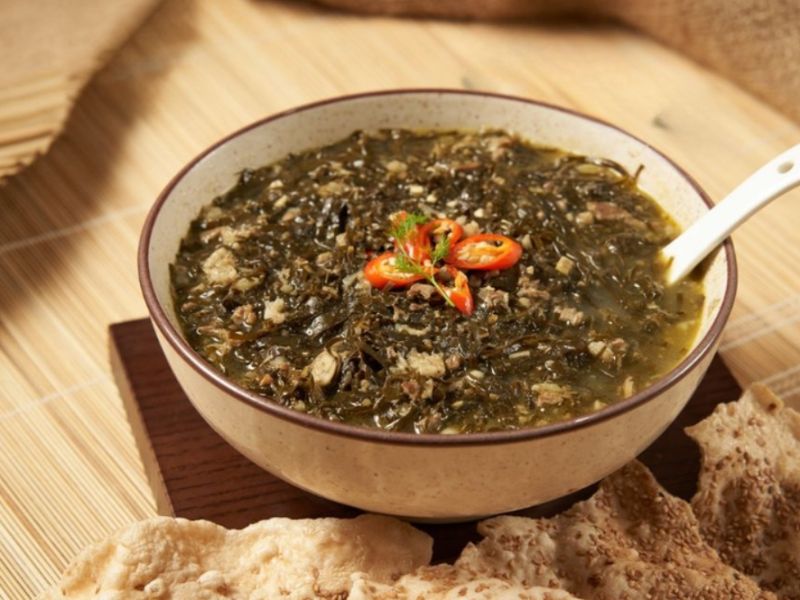 Bát canh lá đắng nóng hổi, vừa giải rượu vừa tốt cho tiêu hóa.