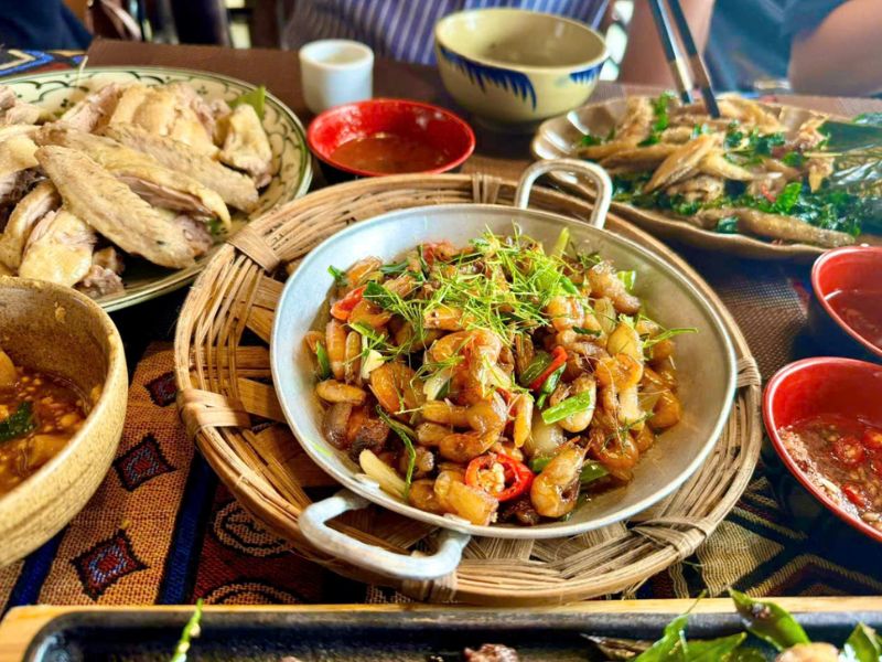 Thưởng thức trọn vẹn tinh hoa ẩm thực Pù Luông với thực đơn đa dạng.