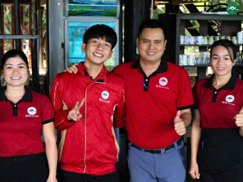 Đội ngũ nhân viên bản địa phục vụ tận tâm tại Nhà hàng Đặc sản Pù Luông.