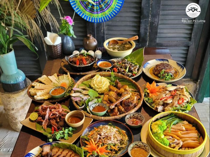 Menu hơn 30 món đặc sản Pù Luông, khách lẻ hay đoàn đông đều dễ chọn.