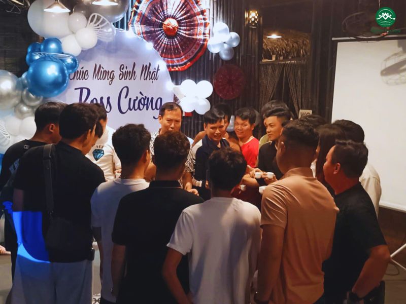 Trang trí tiệc sinh nhật Pù Luông mộc mạc từ tre nứa và hoa bản địa.
