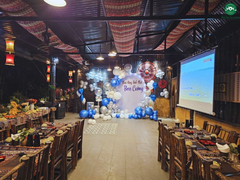 Nhà hàng Đặc sản Pù Luông có sức chứa linh hoạt cho đoàn đến 100 khách.